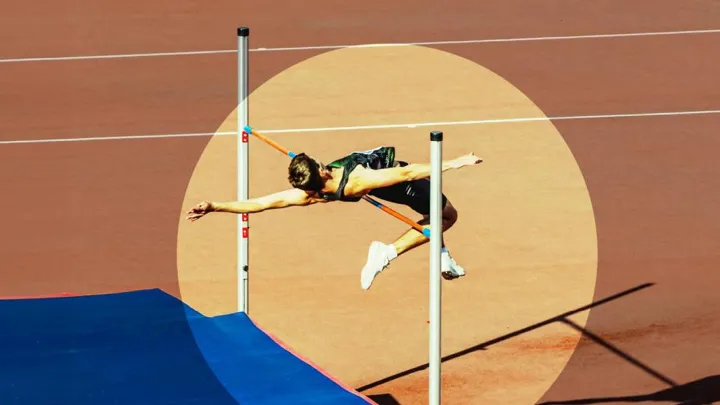 High jumper clearing the bar, the photo from the Harvard Business Review Italia essay